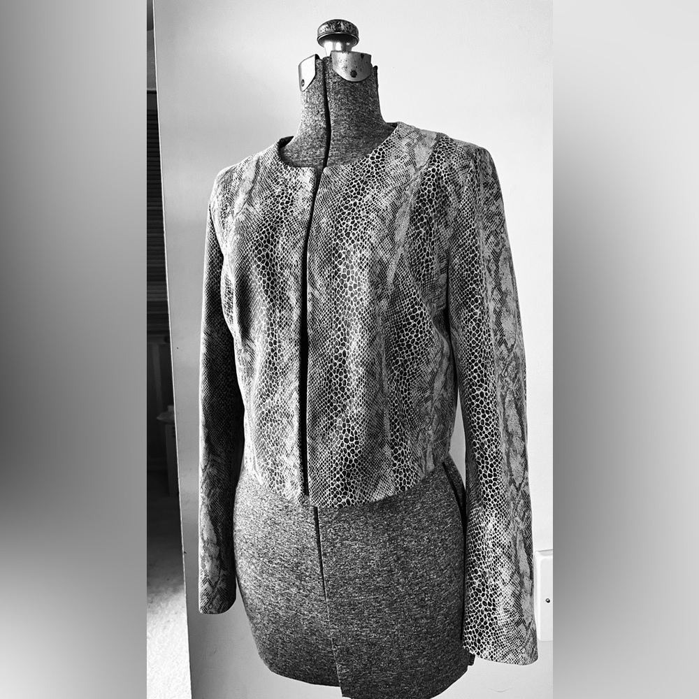 LEATHER SNAKE PRINT CROPPED JACKET.